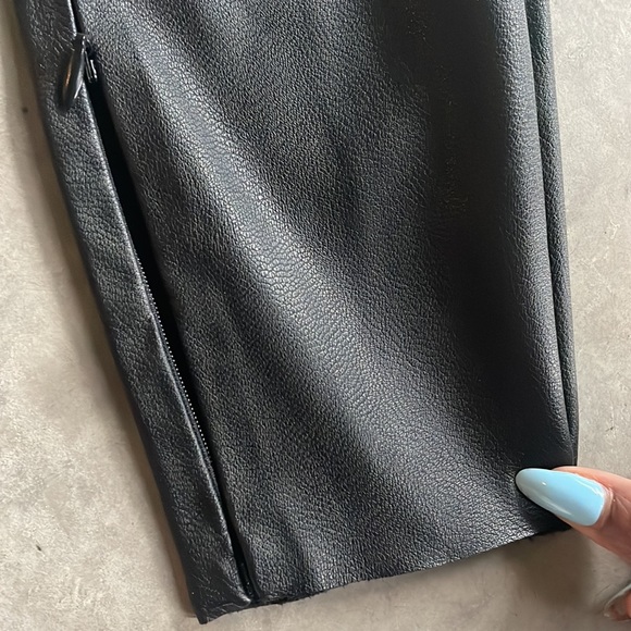 Zara faux leather pants w/ zipper at ankle - Picture 5 of 6